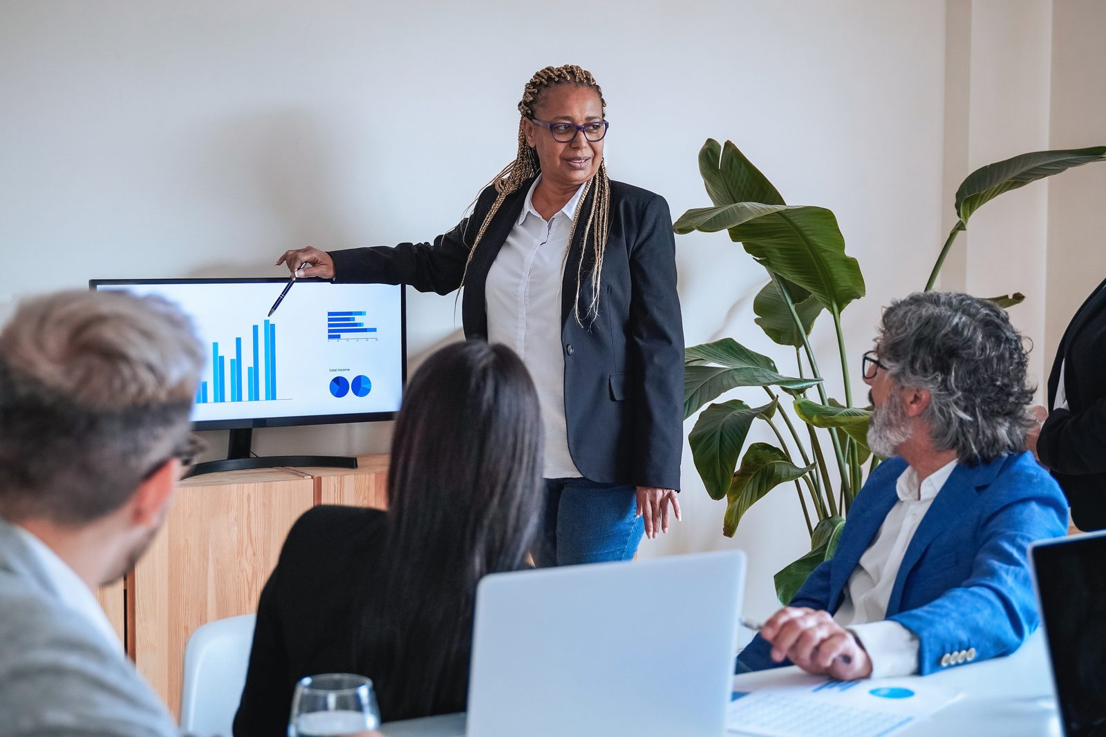 가족 초청 글로벌 행사 중견기업 해외사업팀 서비스 주제 관련 이미지
