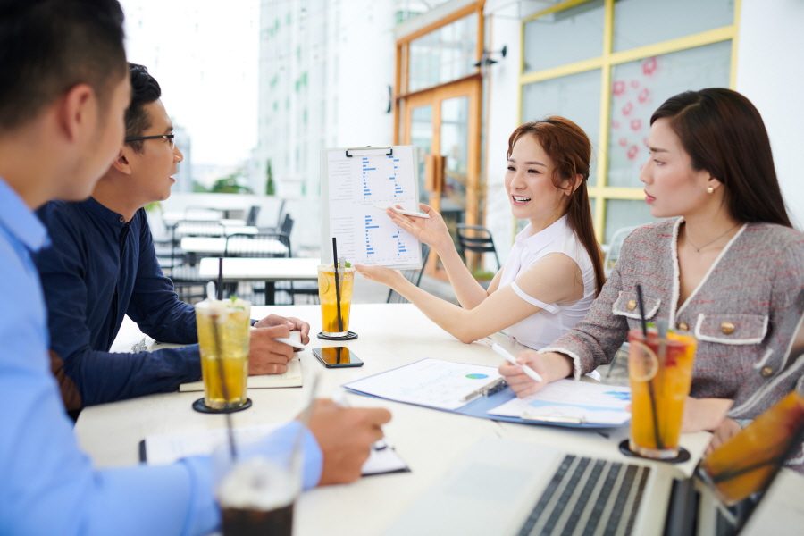 가족 초청 글로벌 행사 중견기업 해외사업팀 서비스 주제 관련 이미지